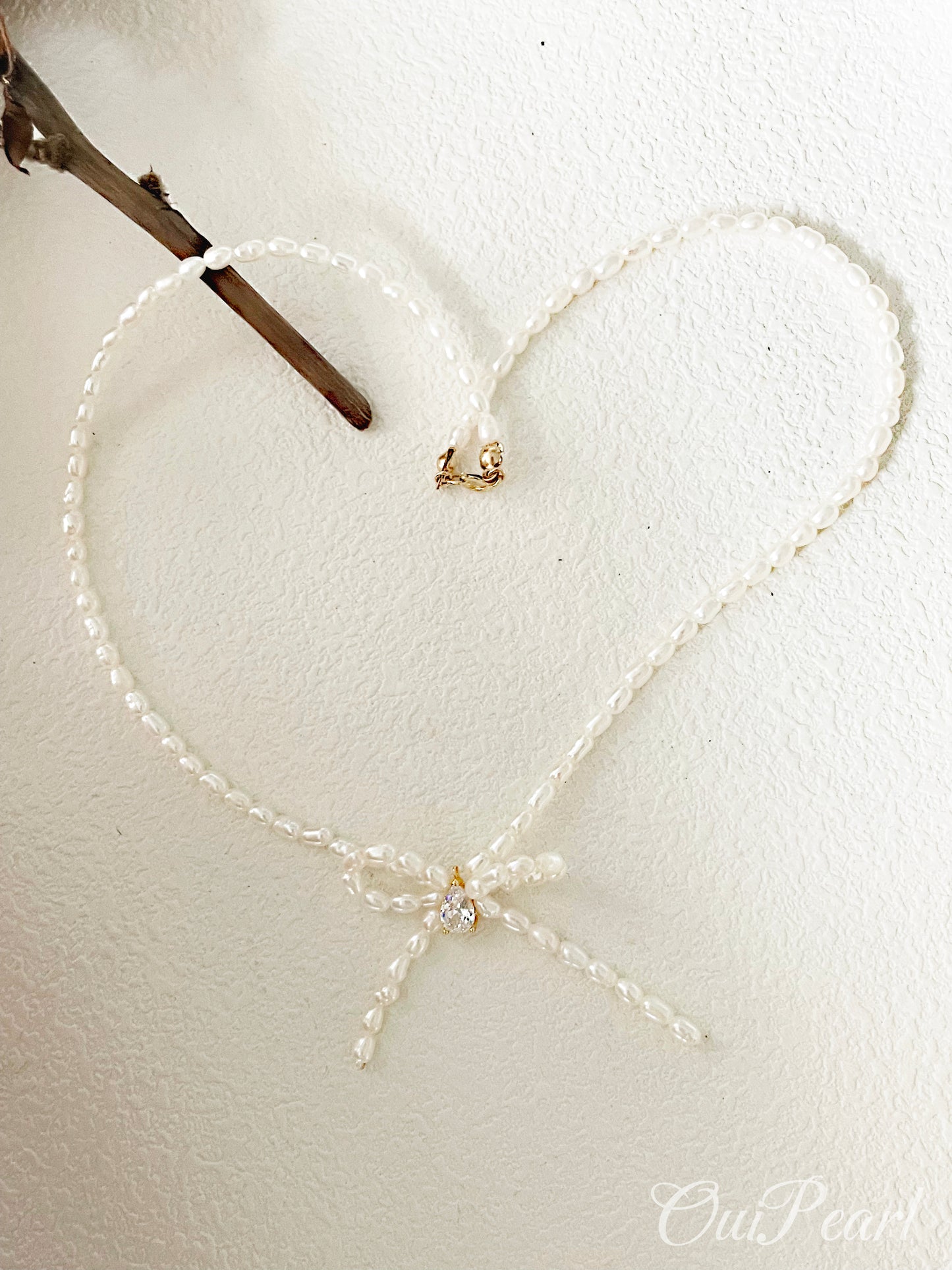 OuiPearl Bow Necklace 米粒珍珠蝴蝶結吊墜項鏈（鏈長40-41CM）